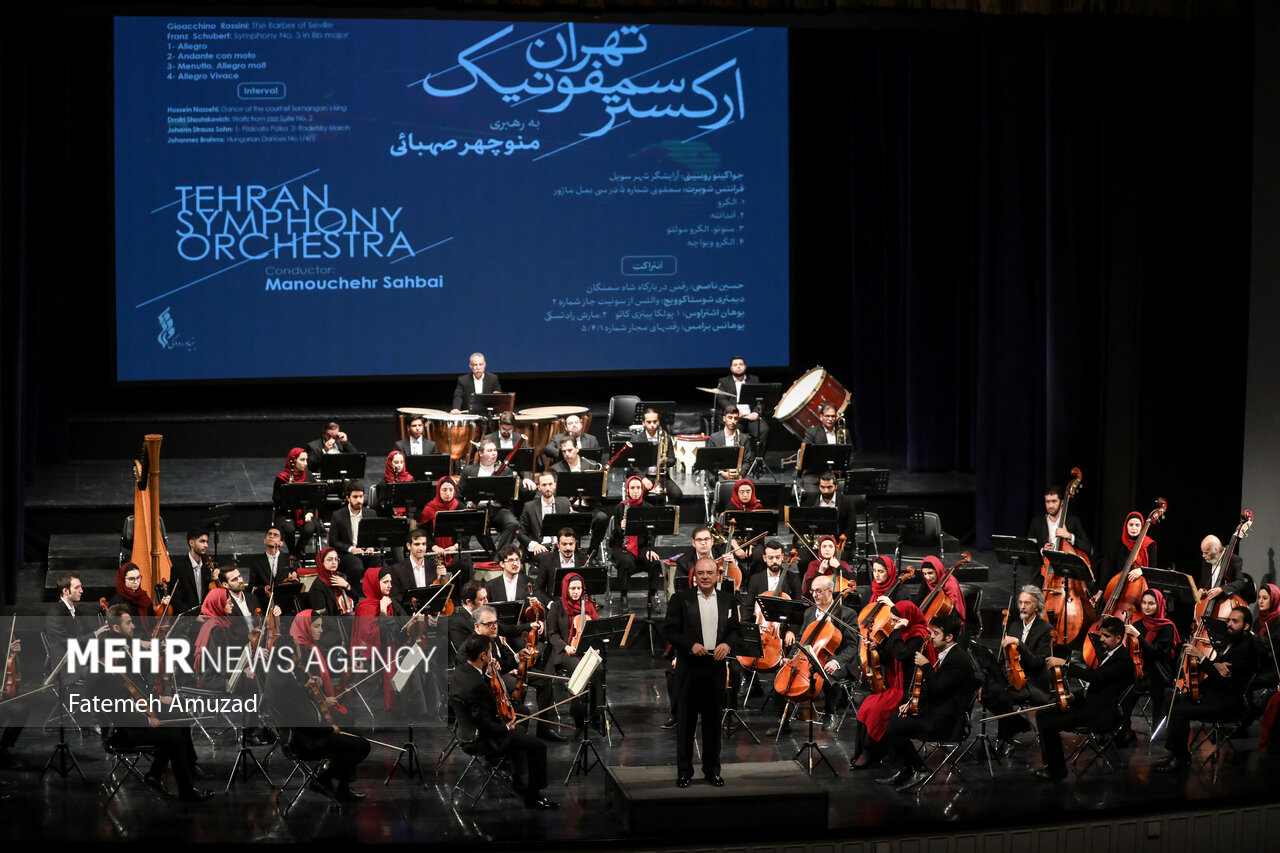 خاطرهبازی درتازهترین کنسرت ارکسترسمفونیک/حرکت نمادین رهبرارکستر
