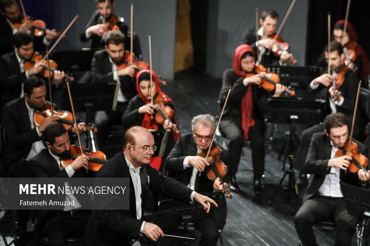 خاطرهبازی درتازهترین کنسرت ارکسترسمفونیک/حرکت نمادین رهبرارکستر