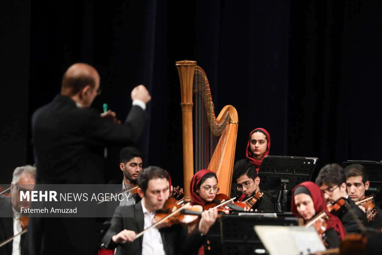 خاطره‌بازی درتازه‌ترین کنسرت ارکسترسمفونیک/حرکت نمادین رهبرارکستر