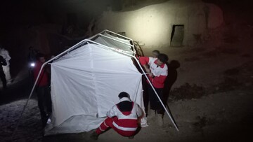 امداد رسانی هلال احمر به مناطق زلزله زده/ ۴۸ دستگاه چادر برپا شد