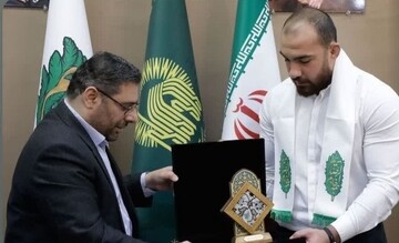 امیر حسین زارع ۲ مدال طلا را به موزه آستان قدس اهدا کرد