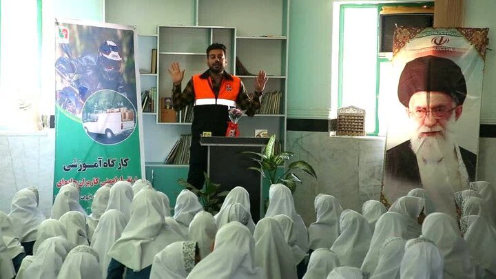  آموزش‌های ایمنی عبور و مرور به ۵۰۰ دانش آموز بوشهری ارائه شد