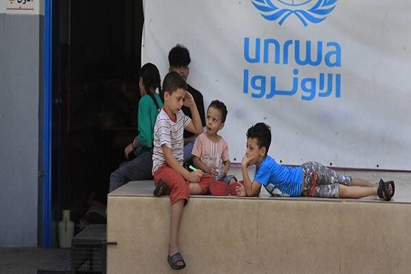 Zionists shell UNRWA school in Gaza with phosphorus bombs