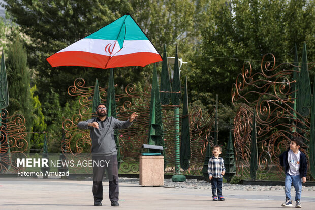 پویش دانش آموزی پرواز بادبادک‌ها به یاد آزادی، مقاومت و مظلومیت کودکان فلسطینی با حضور کودکان در بوستان آب و آتش برگزار شد