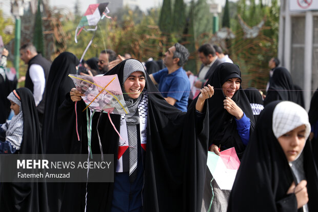 پویش دانش آموزی پرواز بادبادک‌ها به یاد آزادی، مقاومت و مظلومیت کودکان فلسطینی با حضور کودکان در بوستان آب و آتش برگزار شد