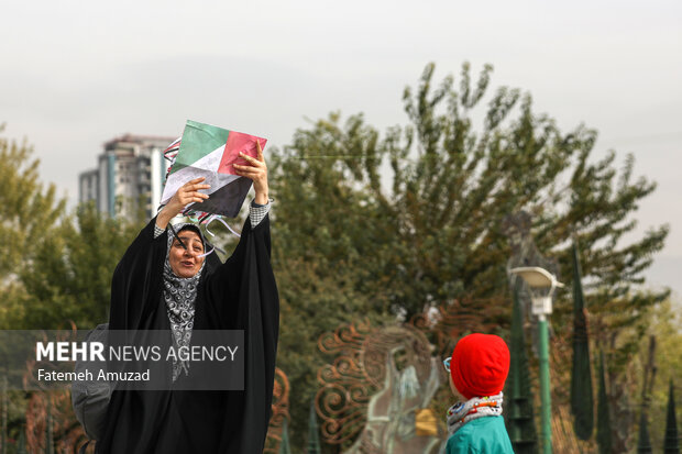 پویش دانش آموزی پرواز بادبادک‌ها به یاد آزادی، مقاومت و مظلومیت کودکان فلسطینی با حضور کودکان در بوستان آب و آتش برگزار شد