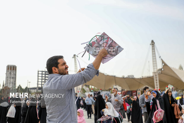 پویش دانش آموزی پرواز بادبادک‌ها به یاد آزادی، مقاومت و مظلومیت کودکان فلسطینی با حضور کودکان در بوستان آب و آتش برگزار شد