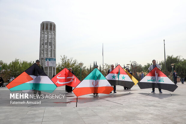 پویش دانش آموزی پرواز بادبادک‌ها به یاد آزادی، مقاومت و مظلومیت کودکان فلسطینی با حضور کودکان در بوستان آب و آتش برگزار شد