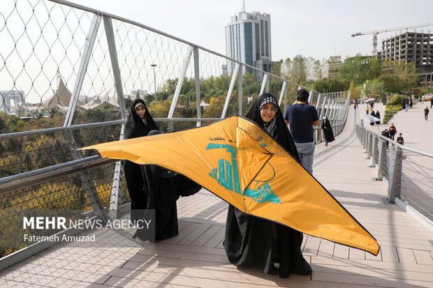 پویش دانش آموزی پرواز بادبادک‌ها به یاد آزادی، مقاومت و مظلومیت کودکان فلسطینی با حضور کودکان در بوستان آب و آتش برگزار شد