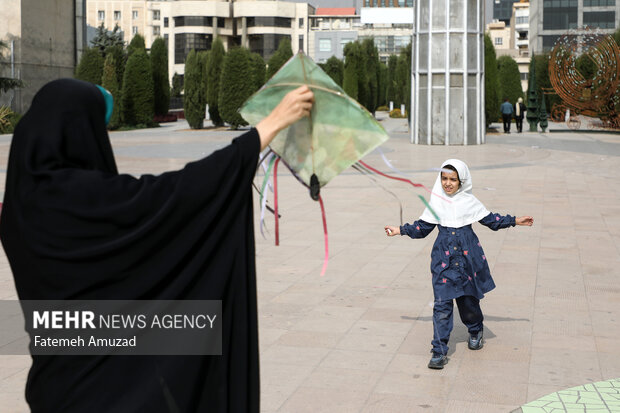 پویش دانش آموزی پرواز بادبادک‌ها به یاد آزادی، مقاومت و مظلومیت کودکان فلسطینی با حضور کودکان در بوستان آب و آتش برگزار شد