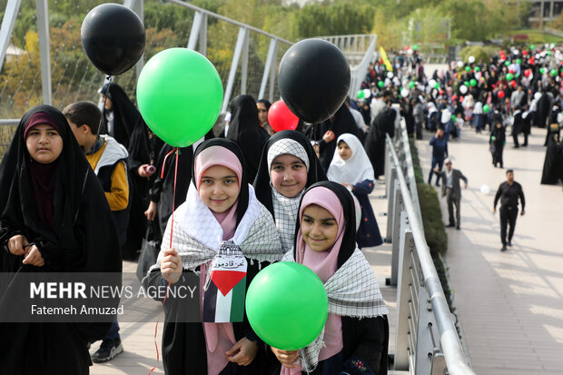 پویش دانش آموزی پرواز بادبادک‌ها به یاد آزادی، مقاومت و مظلومیت کودکان فلسطینی با حضور کودکان در بوستان آب و آتش برگزار شد