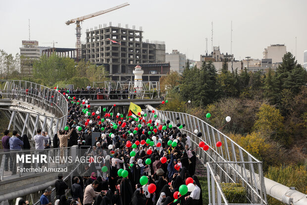 پویش دانش آموزی پرواز بادبادک‌ها به یاد آزادی، مقاومت و مظلومیت کودکان فلسطینی با حضور کودکان در بوستان آب و آتش برگزار شد