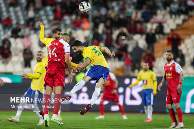 دیدار تیم های فوتبال پرسپولیس تهران و صنعت نفت آبادان
