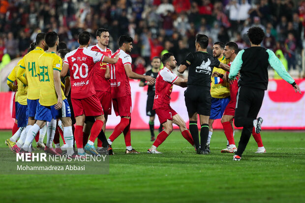 دیدار تیم های فوتبال پرسپولیس تهران و صنعت نفت آبادان