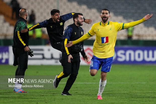 دیدار تیم های فوتبال پرسپولیس تهران و صنعت نفت آبادان