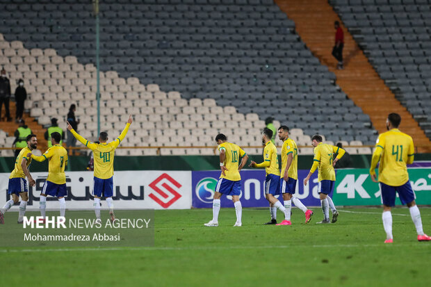 دیدار تیم های فوتبال پرسپولیس تهران و صنعت نفت آبادان