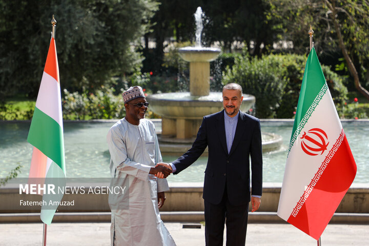 حسین امیر عبداللهیان وزیر امور خارجه ایران و باکاری یائو سانگاره وزیر امور خارجه نیجر در حال گرفتن عکس یادگاری پیش از دیدار وزرای خارجه نیجر و ایران هستند