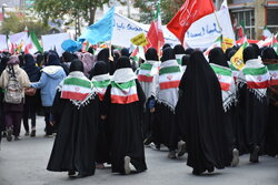 حماسه دانش‌آموزان اصفهان در میدان نقش جهان در روز ۱۳ آبان