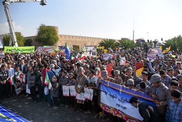 پیوند انقلابی مردم و دانش‌آموزان شیراز در مراسم گرامیداشت ۱۳ آبان