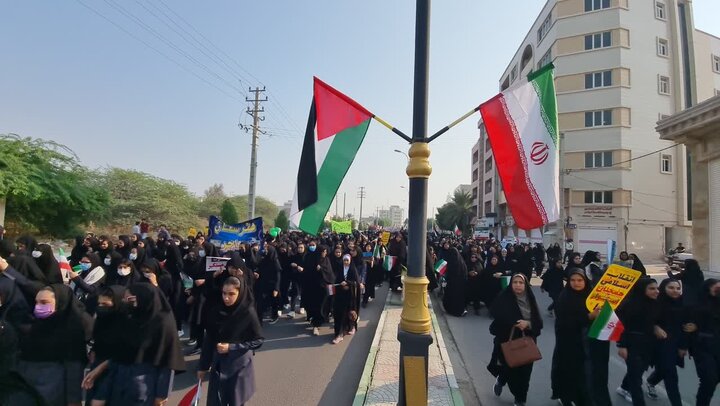 راهپیمایی دریادلان گناوهای بر علیه استکبار جهانی برگزار شد