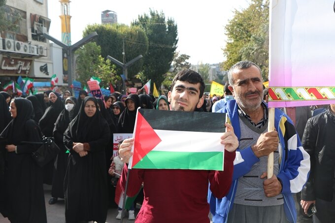 راهپیمایی ۱۳ آبان تجلی حضور حماسه‌ساز کردستانی‌ها