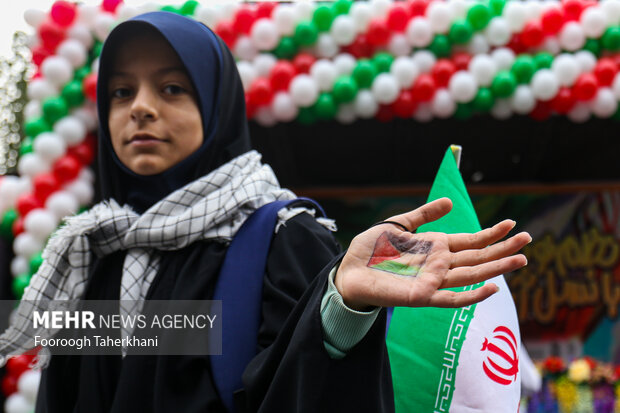 راهپیمایی یوم الله ۱۳ آبان صبح امروز شنبه ۱۳ آبان ۱۴۰۲ از میدان فلسطین به سمت لانه جاسوسی آمریکا با حضور گسترده مردم و دانش آموزان تهران برگزار شد