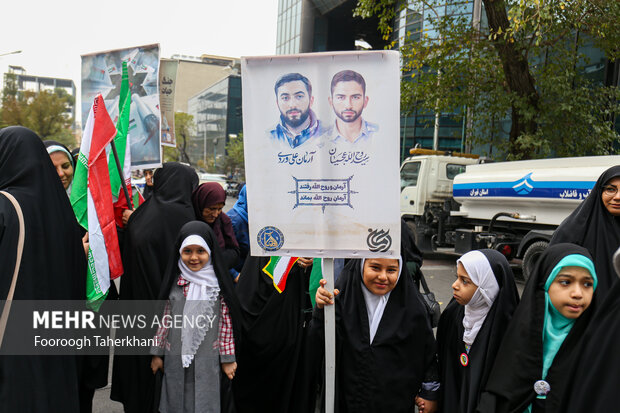 راهپیمایی یوم الله ۱۳ آبان صبح امروز شنبه ۱۳ آبان ۱۴۰۲ از میدان فلسطین به سمت لانه جاسوسی آمریکا با حضور گسترده مردم و دانش آموزان تهران برگزار شد