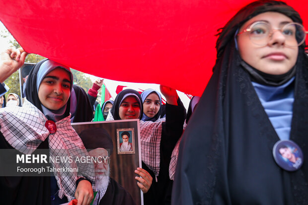 راهپیمایی یوم الله ۱۳ آبان صبح امروز شنبه ۱۳ آبان ۱۴۰۲ از میدان فلسطین به سمت لانه جاسوسی آمریکا با حضور گسترده مردم و دانش آموزان تهران برگزار شد