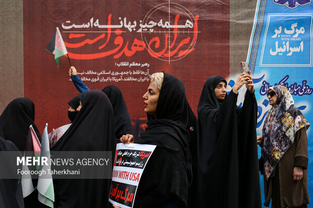 راهپیمایی یوم الله ۱۳ آبان صبح امروز شنبه ۱۳ آبان ۱۴۰۲ از میدان فلسطین به سمت لانه جاسوسی آمریکا با حضور گسترده مردم و دانش آموزان تهران برگزار شد