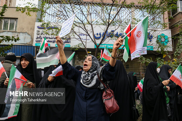 راهپیمایی یوم الله ۱۳ آبان صبح امروز شنبه ۱۳ آبان ۱۴۰۲ از میدان فلسطین به سمت لانه جاسوسی آمریکا با حضور گسترده مردم و دانش آموزان تهران برگزار شد