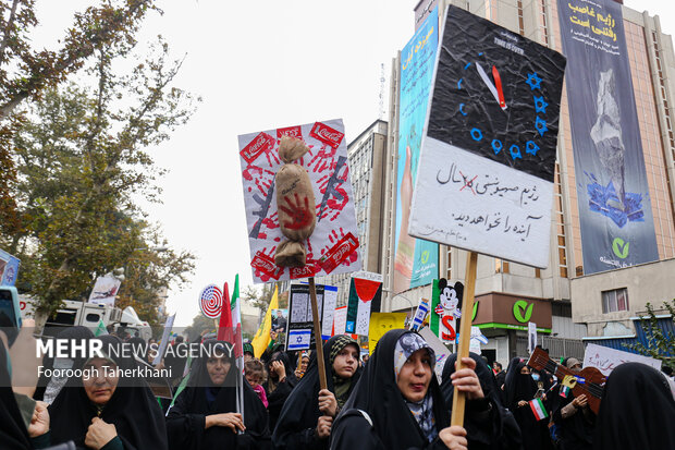 راهپیمایی یوم الله ۱۳ آبان صبح امروز شنبه ۱۳ آبان ۱۴۰۲ از میدان فلسطین به سمت لانه جاسوسی آمریکا با حضور گسترده مردم و دانش آموزان تهران برگزار شد