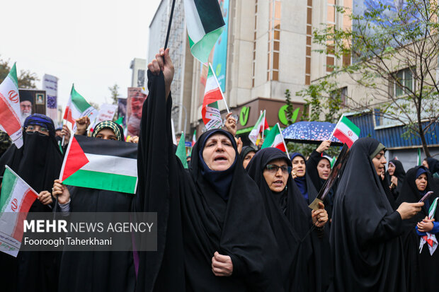 راهپیمایی یوم الله ۱۳ آبان صبح امروز شنبه ۱۳ آبان ۱۴۰۲ از میدان فلسطین به سمت لانه جاسوسی آمریکا با حضور گسترده مردم و دانش آموزان تهران برگزار شد