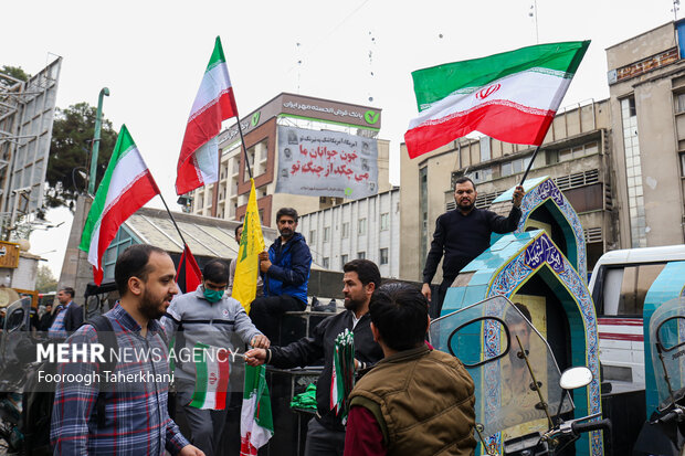 راهپیمایی یوم الله ۱۳ آبان صبح امروز شنبه ۱۳ آبان ۱۴۰۲ از میدان فلسطین به سمت لانه جاسوسی آمریکا با حضور گسترده مردم و دانش آموزان تهران برگزار شد