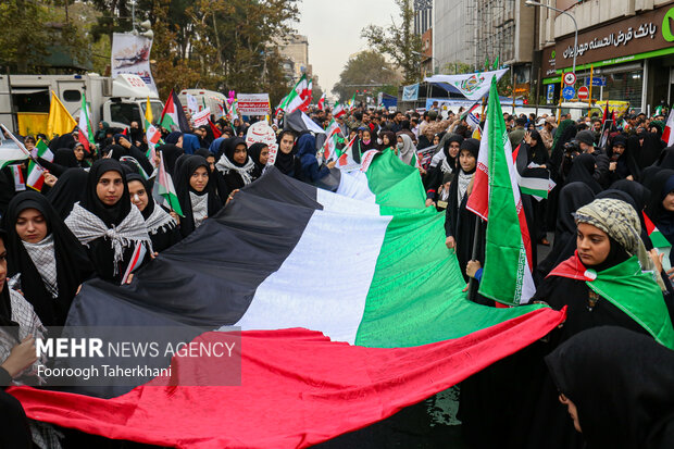 راهپیمایی یوم الله ۱۳ آبان صبح امروز شنبه ۱۳ آبان ۱۴۰۲ از میدان فلسطین به سمت لانه جاسوسی آمریکا با حضور گسترده مردم و دانش آموزان تهران برگزار شد