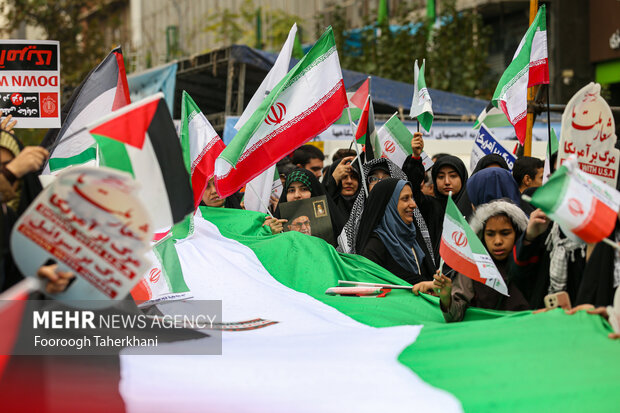 راهپیمایی یوم الله ۱۳ آبان صبح امروز شنبه ۱۳ آبان ۱۴۰۲ از میدان فلسطین به سمت لانه جاسوسی آمریکا با حضور گسترده مردم و دانش آموزان تهران برگزار شد