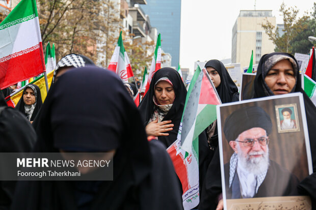 راهپیمایی یوم الله ۱۳ آبان صبح امروز شنبه ۱۳ آبان ۱۴۰۲ از میدان فلسطین به سمت لانه جاسوسی آمریکا با حضور گسترده مردم و دانش آموزان تهران برگزار شد