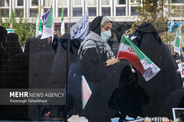 راهپیمایی یوم الله ۱۳ آبان صبح امروز شنبه ۱۳ آبان ۱۴۰۲ از میدان فلسطین به سمت لانه جاسوسی آمریکا با حضور گسترده مردم و دانش آموزان تهران برگزار شد