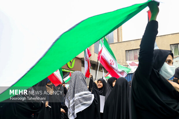 راهپیمایی یوم الله ۱۳ آبان صبح امروز شنبه ۱۳ آبان ۱۴۰۲ از میدان فلسطین به سمت لانه جاسوسی آمریکا با حضور گسترده مردم و دانش آموزان تهران برگزار شد