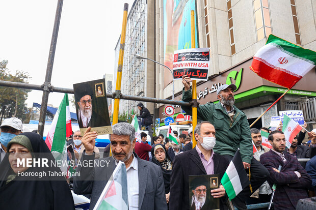 راهپیمایی یوم الله ۱۳ آبان صبح امروز شنبه ۱۳ آبان ۱۴۰۲ از میدان فلسطین به سمت لانه جاسوسی آمریکا با حضور گسترده مردم و دانش آموزان تهران برگزار شد