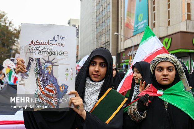 راهپیمایی یوم الله ۱۳ آبان صبح امروز شنبه ۱۳ آبان ۱۴۰۲ از میدان فلسطین به سمت لانه جاسوسی آمریکا با حضور گسترده مردم و دانش آموزان تهران برگزار شد