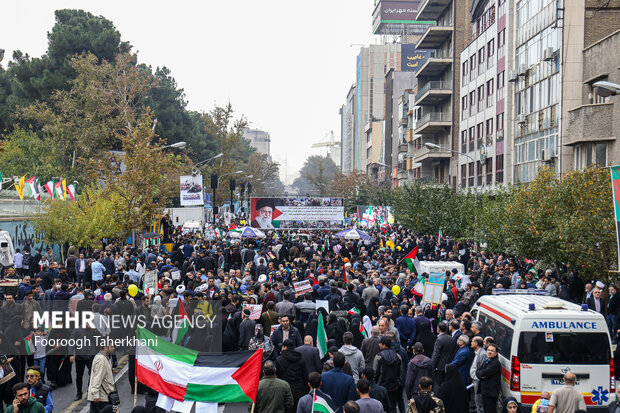 راهپیمایی یوم الله ۱۳ آبان صبح امروز شنبه ۱۳ آبان ۱۴۰۲ از میدان فلسطین به سمت لانه جاسوسی آمریکا با حضور گسترده مردم و دانش آموزان تهران برگزار شد