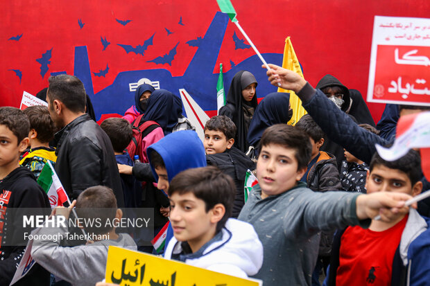 راهپیمایی یوم الله ۱۳ آبان صبح امروز شنبه ۱۳ آبان ۱۴۰۲ از میدان فلسطین به سمت لانه جاسوسی آمریکا با حضور گسترده مردم و دانش آموزان تهران برگزار شد