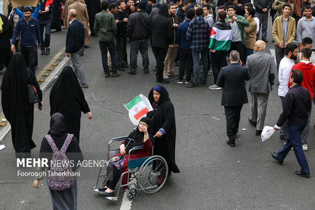 راهپیمایی یوم الله ۱۳ آبان صبح امروز شنبه ۱۳ آبان ۱۴۰۲ از میدان فلسطین به سمت لانه جاسوسی آمریکا با حضور گسترده مردم و دانش آموزان تهران برگزار شد