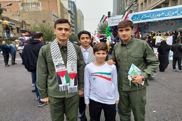 دانش آموزان از علت حضورشان در راهپیمایی سیزده آبان گفتند