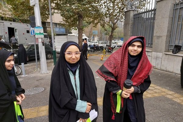 دانش آموزان از علت حضورشان در راهپیمایی سیزده آبان گفتند