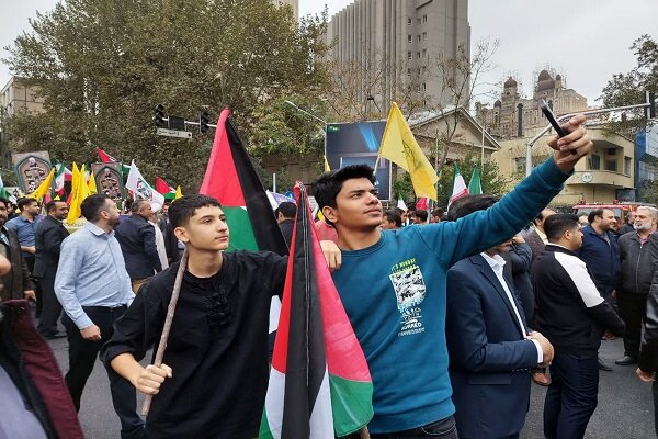 دانش آموزان از علت حضورشان در راهپیمایی سیزده آبان گفتند