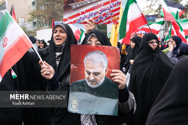 راهپیمایی یوم الله ۱۳ آبان صبح امروز شنبه ۱۳ آبان ۱۴۰۲ از میدان فلسطین به سمت لانه جاسوسی آمریکا با حضور گسترده مردم و دانش آموزان تهران برگزار شد