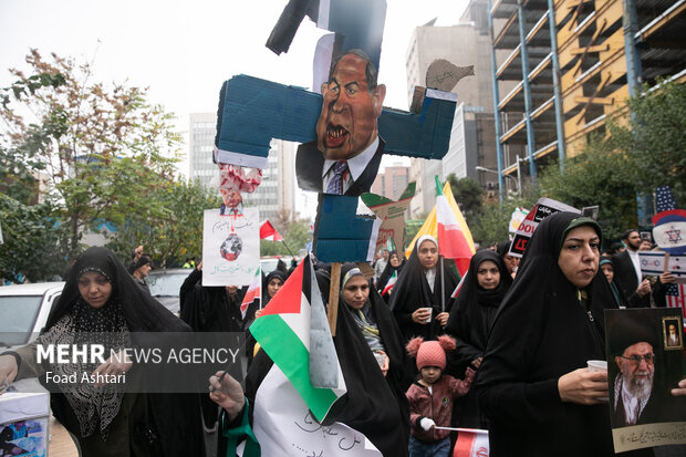 راهپیمایی یوم الله ۱۳ آبان صبح امروز شنبه ۱۳ آبان ۱۴۰۲ از میدان فلسطین به سمت لانه جاسوسی آمریکا با حضور گسترده مردم و دانش آموزان تهران برگزار شد