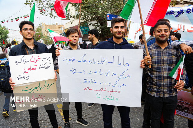 حضور دانش آموزان قمی در راهپیمایی روز ۱۳ آبان