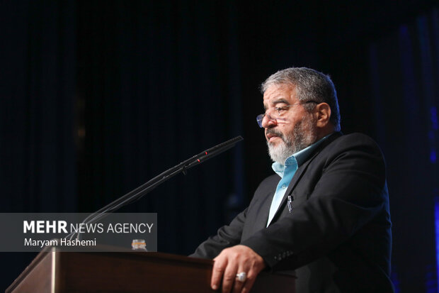 غلامرضا جلالی رییس سازمان پدافند غیر عامل در حال سخنرانی در همایش بزرگداشت هفته پدافند غیرعامل است